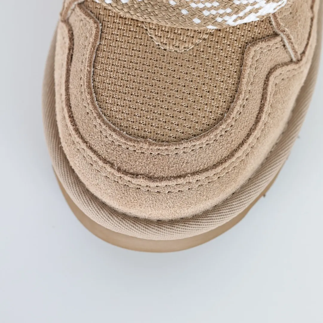Pick up locally 💰660 Core recommended good price Independently developed original outsole, cashmere insole, keeping warm in winter, suitable for home use. In recent years, uug has launched a style series, which is partially skewed towards the preferences of young consumers, and has also been at the forefront of fashion trends. Shoe body material, water-repellent coated suede upper, 17mm UGGPURE™ implanted wool insole, lightweight non-slip and comfortable rubber outsole, with brand LOGO, complete packaging, size: 35 36 37 38 39 40 41 42 43 44 45